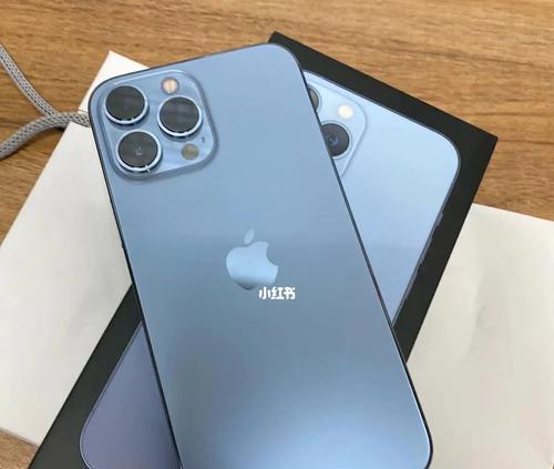 揭秘iPhone13的充电头政策（探索iPhone13是否搭配充电头，并解析影响用户的关键因素）