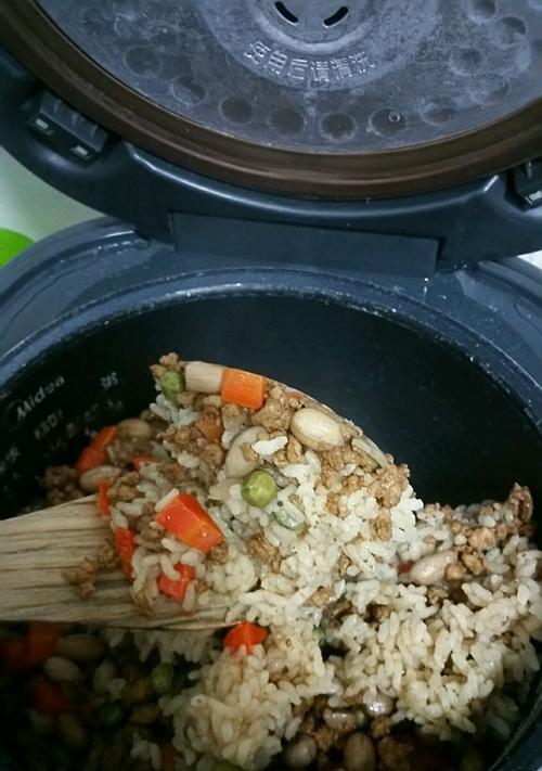 电饭煲糊饭原因解析（揭秘电饭煲为何会煮出糊糊的米饭）